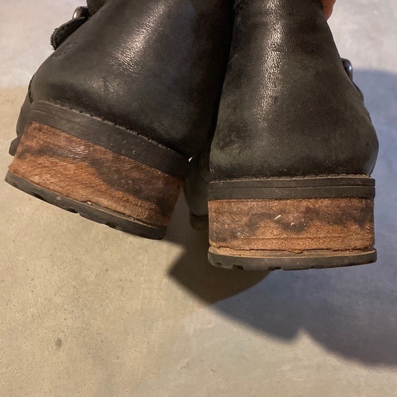 Ugg Chaney Leather Shearling Boot - Picture 4 of 8